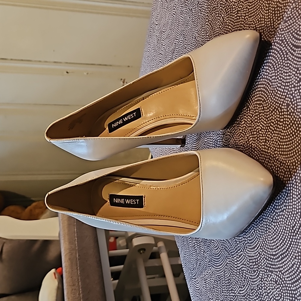 Nine west white pointy toe heels size 6